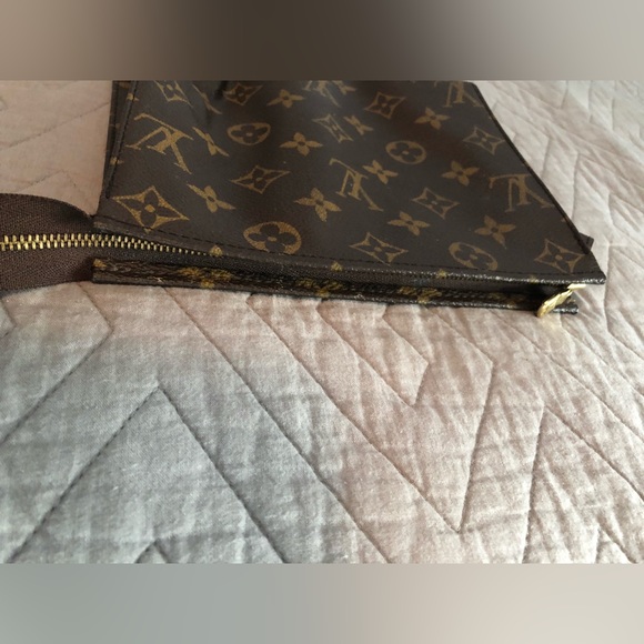 Womens Louis Vuitton make up travel bag - Picture 7 of 11